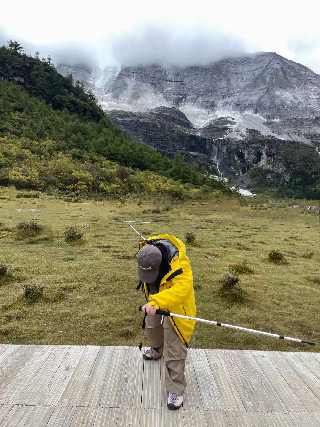 王维娜在雪山下徒步