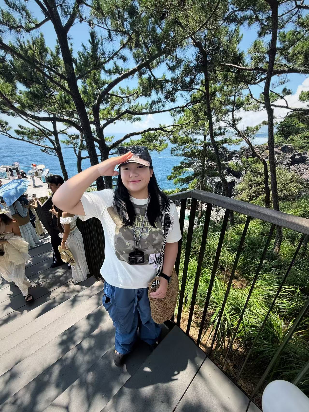 王维娜在海边树林留影