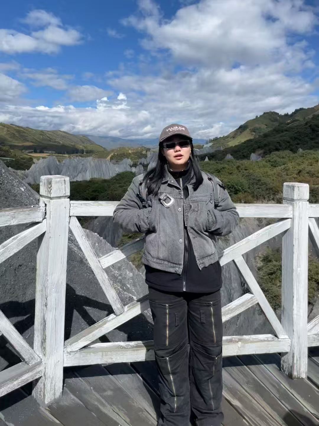 王维娜在山间观景台留影